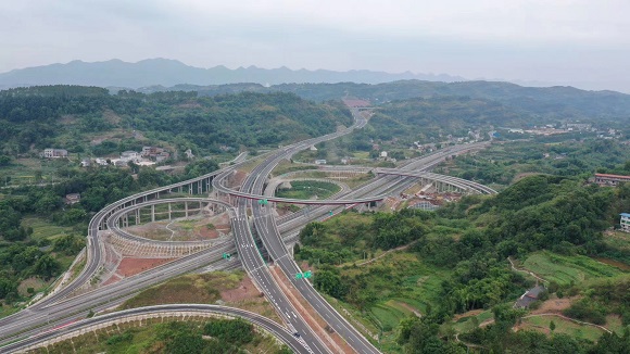 2南川至两江新区高速公路（南两高速）是巴南区“7纵9横多联线”干线公路网络之一。巴南区交通局供图 华龙网发