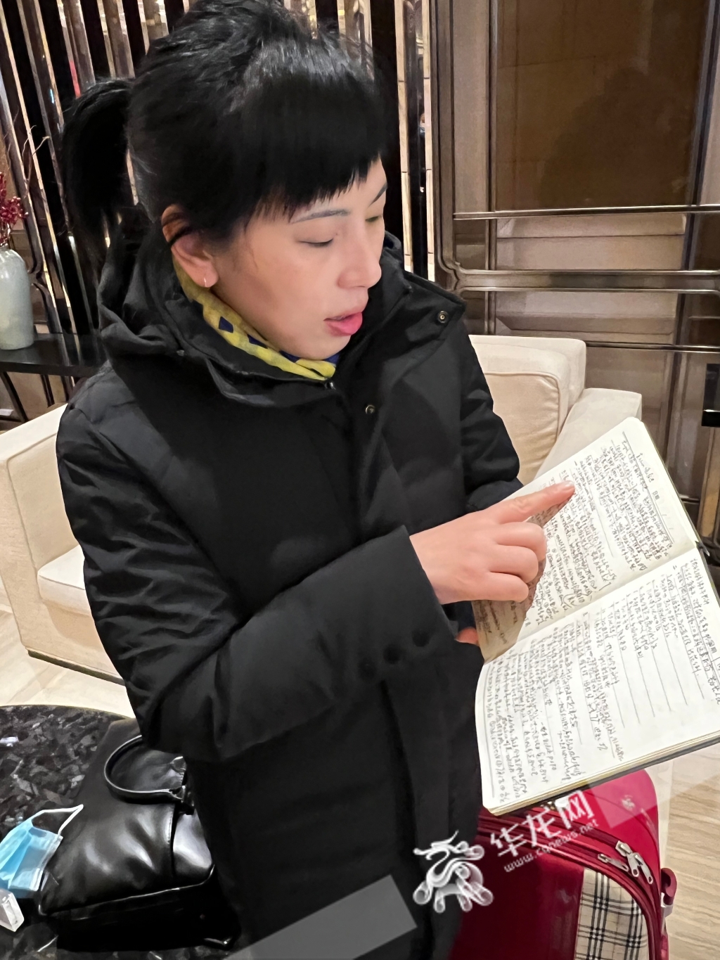 重庆市人大代表陈会兰在给记者介绍自己的“履职笔记”。华龙网-新重庆客户端记者 连肖 摄