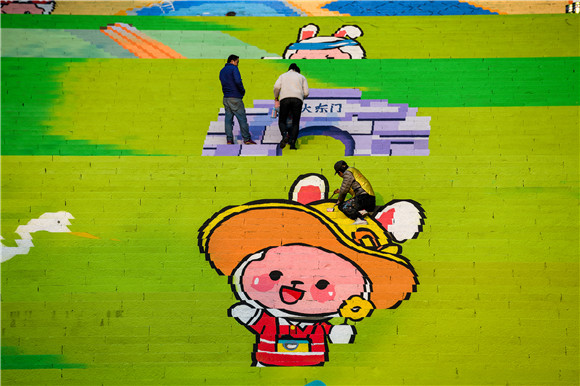 绘画人员正在给兴云兔上色。云阳县文旅委供图 华龙网发