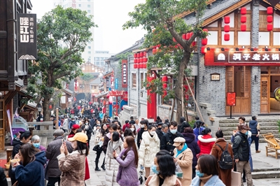 元旦节期间，十八梯传统风貌区以其独特的魅力，吸引了众多市民、游客打卡。 通讯员 刘侃 供图