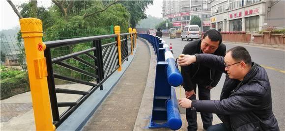 公路技术人员检查护栏改造质量。特约通讯员 赵武强 摄
