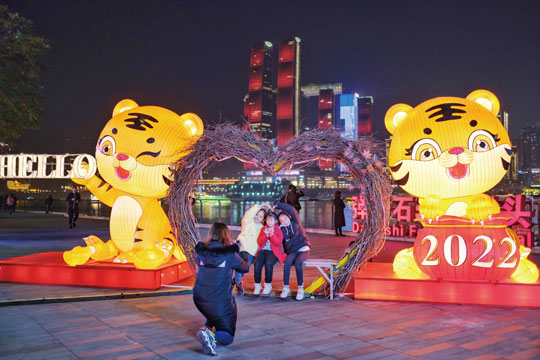 市民在虎年迎春灯饰前拍照打卡。通讯员 郭旭 摄