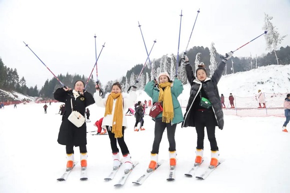 4市民在冷水国际滑雪场体验滑雪。石柱文旅委供图 华龙网发