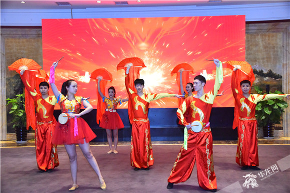 渝北区基层民众在活动现场表演舞蹈《奔向辉煌》。华龙网-新重庆客户端记者 雷其霖 摄