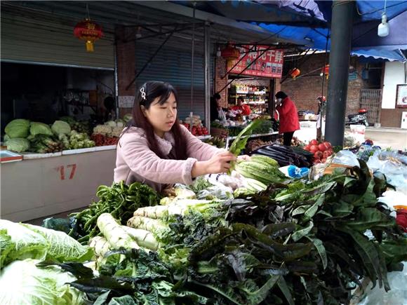 蔬菜市场取样。通讯员 陈修竹供图