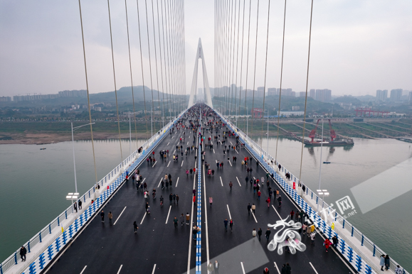 02：1月23日，市民们在白居寺大桥上“踩桥”。华龙网-新重庆客户端记者 张质 摄