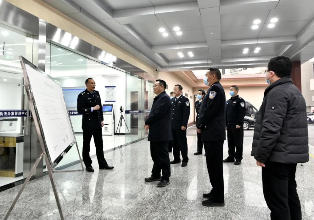 何逸一行调研荣昌区公安局执法办案管理中心 荣昌警方供图 华龙网发 图1:何逸一行调研荣昌区公安局执法办案管理中心 荣昌警方供图 华龙网发