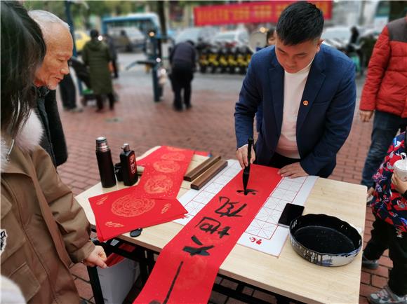 墨香传递温暖重庆高新区虎溪街道开展迎新春写春联送祝福主题活动