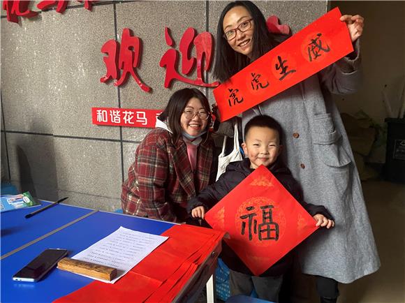 居民与书画老师合影。花马社区供图 2居民与书画老师合影。花马社区供图