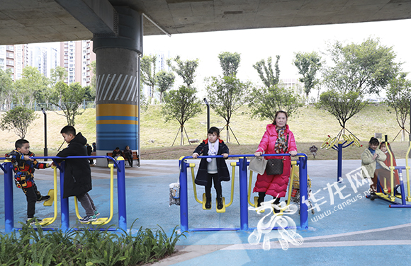 渝鲁园的居民正在新建好的桥下公园运动。华龙网-新重庆客户端 首席记者 李文科 摄