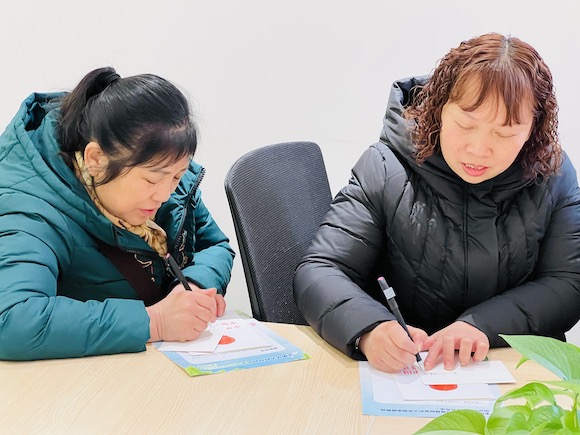 家长代表写下心愿。沙坪坝区妇联供图 华龙网发