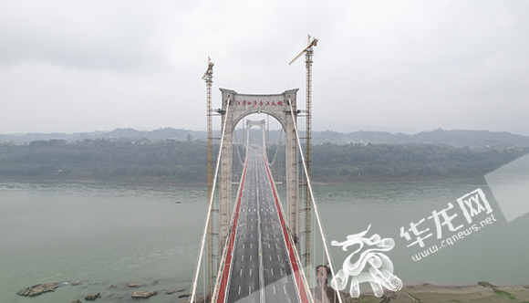 白沙大桥是双塔双索面钢箱梁悬索桥。华龙网-新重庆客户端 首席记者 李文科 摄