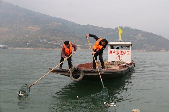 李先太夫妻俩在长江上打捞漂浮物。奉节融媒体中心供图 华龙网-新重庆客户端发