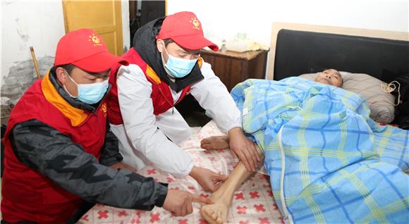党员医务人员在敬老院为卧床不起的老人检查身体。通讯员 陈仕川 摄