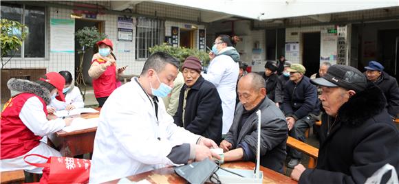 党员医务人员为老人测量血压。通讯员 陈仕川 摄