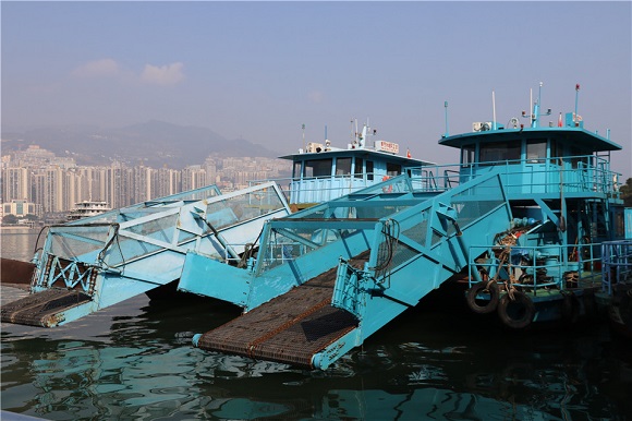 随着技术的发展，奉节县清漂队新配置了自动化清漂船。奉节融媒体中心供图 华龙网-新重庆客户端发
