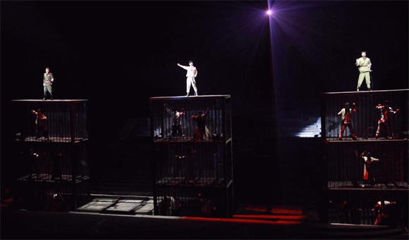 20米牢笼拔地而起，舞台效果超级震撼。重庆1949大剧院供图 华龙网发