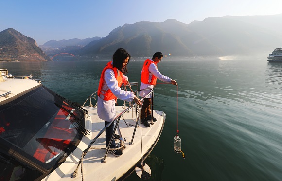 环境监测人员正在长江采取水样。通讯员 侯义高 摄