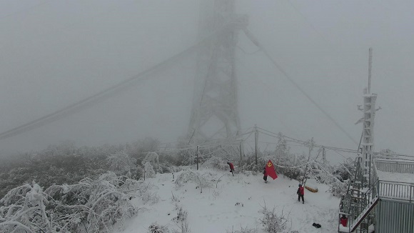 国网重庆城口供电公司员工在雪地中穿行巡视电力线路。通讯员 牟丹阳 摄