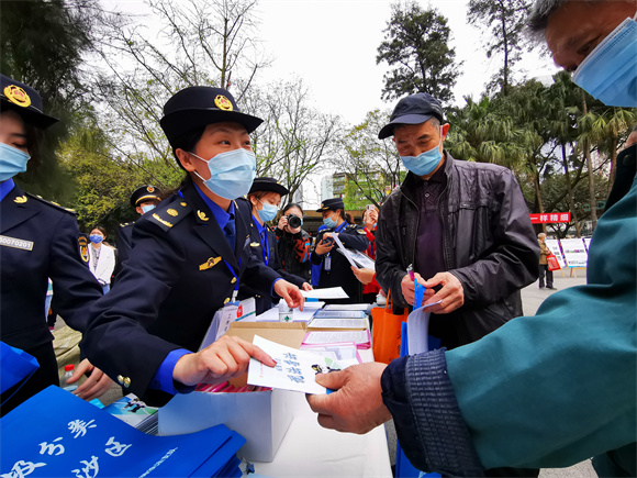 沙坪坝区城管支队走进沙坪公园开展“319城管执法开放日”宣传活动。沙坪坝区城市管理综合行政执法支队供图 华龙网发