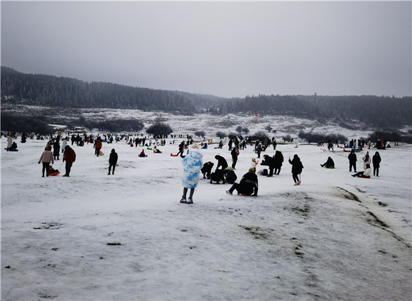 下过雪的南天湖，吸引众多游客前往玩耍。卓佳 摄