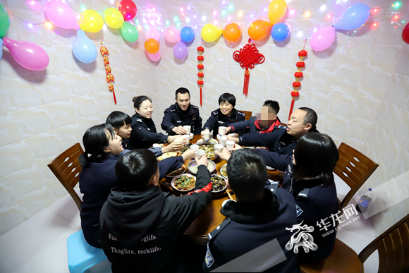 民警和三名“问题青少年”一起吃年夜饭。华龙网-新重庆客户端记者尹建红摄