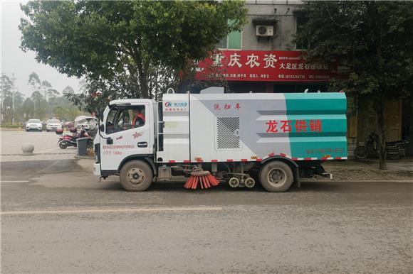 4龙石镇供销社清扫车在街头工作。通讯员 雷佳运 摄