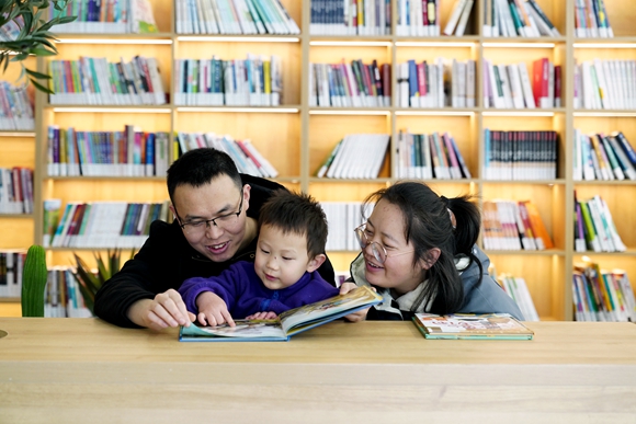 北碚区水土街道万寿社区，家长带着孩子在24小时城市书屋看书。特约通讯员 秦廷富  摄