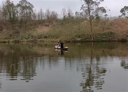 村民在大元水库捕鱼时的情景 。通讯员 赵呈荣 摄