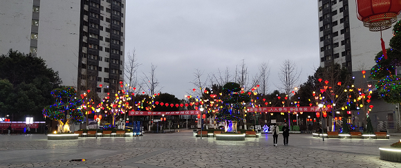 空港生活配套区张灯结彩迎新年。保税港区集团供图 华龙网-新重庆客户端发