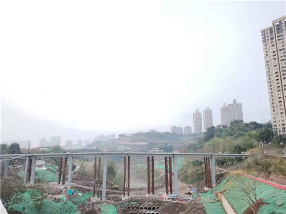 “两江四岸”项目人行天桥吊装完成。通讯员 罗莎 供图