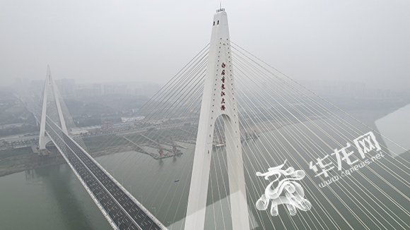 白居寺长江大桥是世界最大跨度公轨两用钢桁梁斜拉桥。华龙网-新重庆客户端 首席记者 李文科 摄