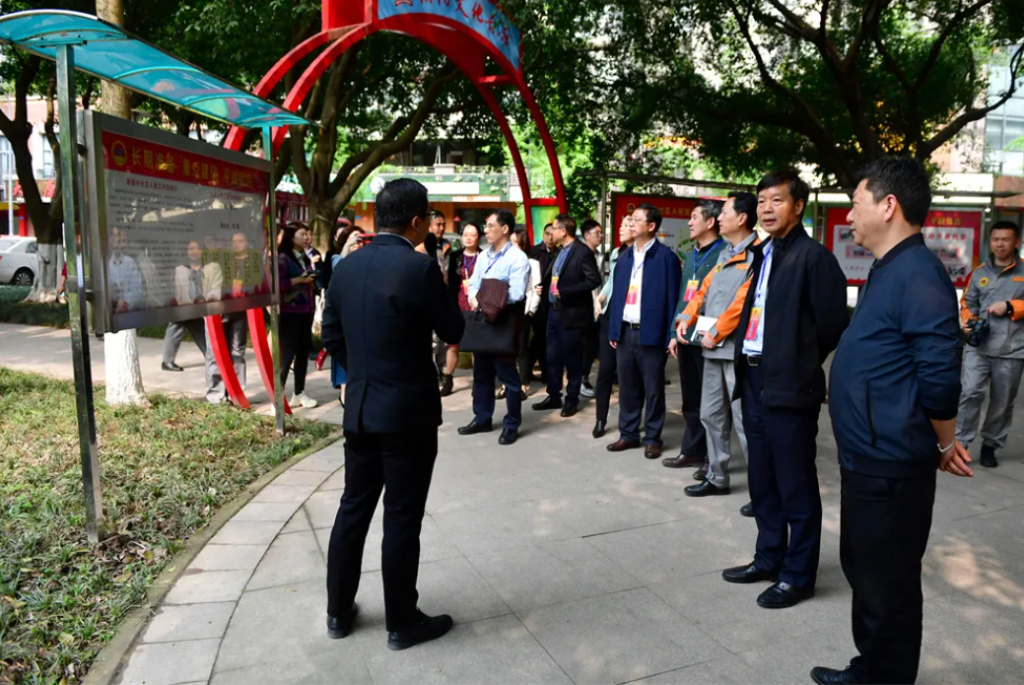 人大代表视察新胜村社区人防建设以及人防工程纳凉点。九龙坡区融媒体中心供图 华龙网发