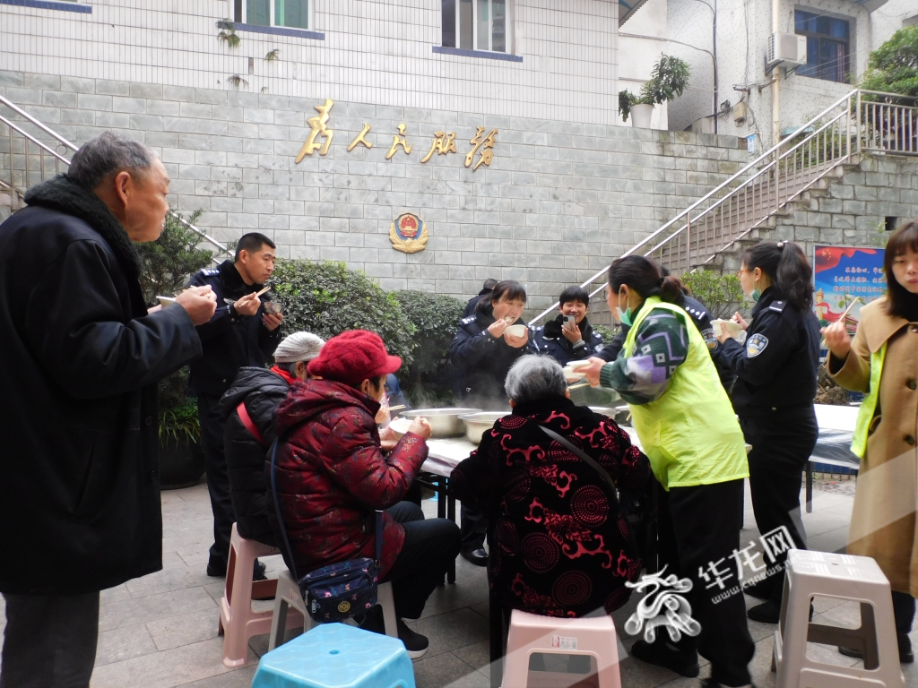1民警和居民一边吃着热腾腾的饺子，一边聊天。华龙网-新重庆客户端记者 张勇 摄