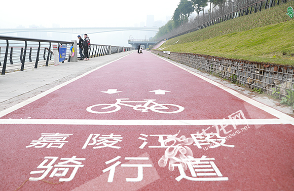江北嘴江滩公园骑行道。华龙网-新重庆客户端 首席记者 李文科 摄
