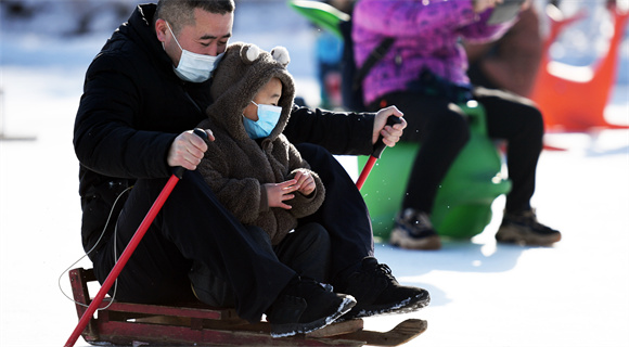 1月8日，在北京国际鲜花港冰雪嘉年华现场，游客在玩冰车。新华社记者 任超 摄1