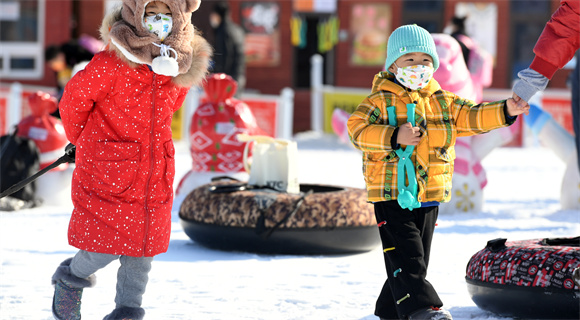 1月8日，小朋友们在北京国际鲜花港冰雪嘉年华游玩。新华社记者 任超 摄