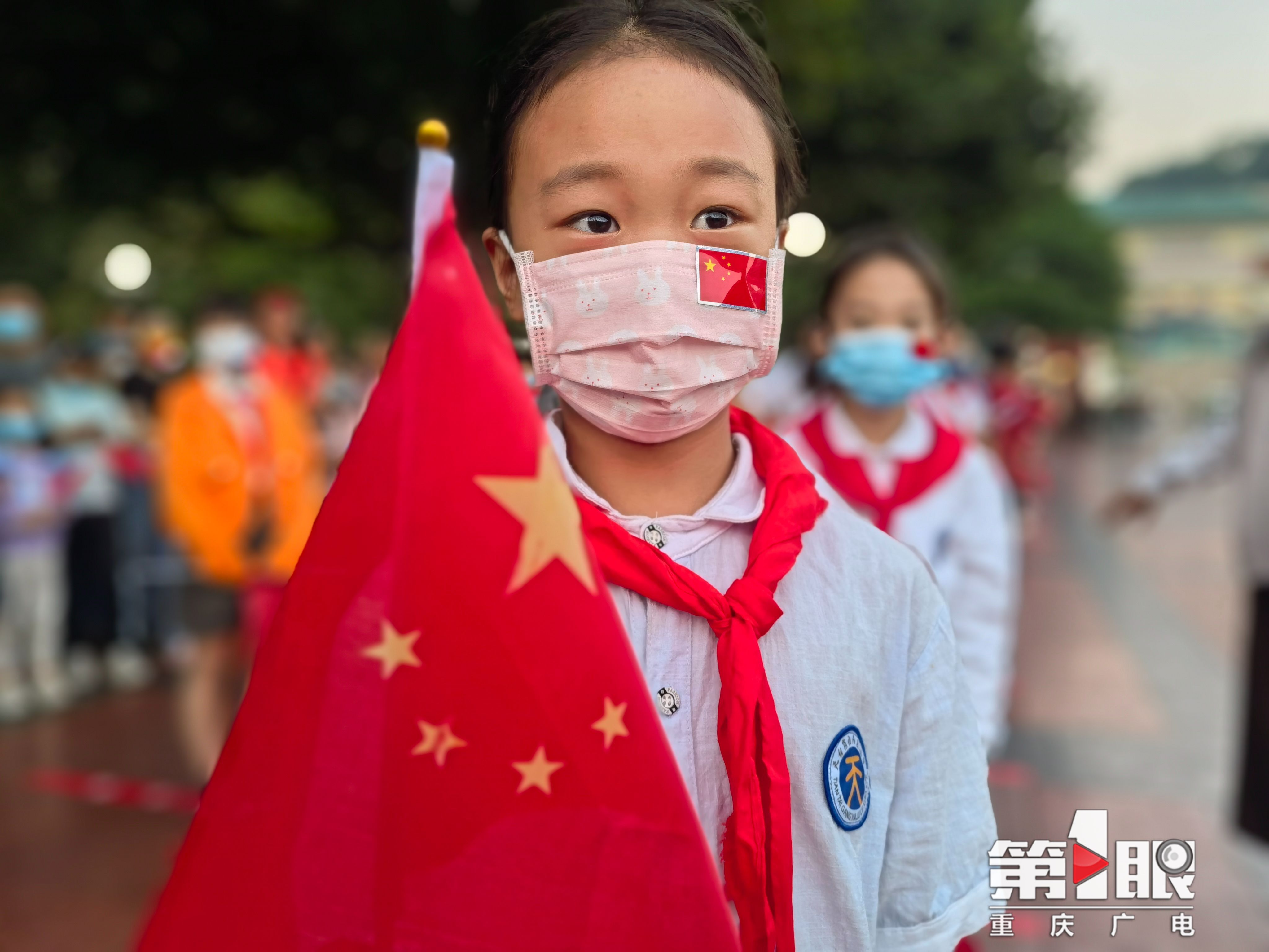我爱你，中国！五星红旗在重庆人民广场冉冉升起1