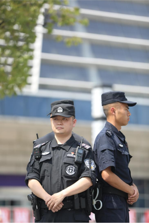两江新区公安分局特警支队民警 鲜明昊。受访者供图