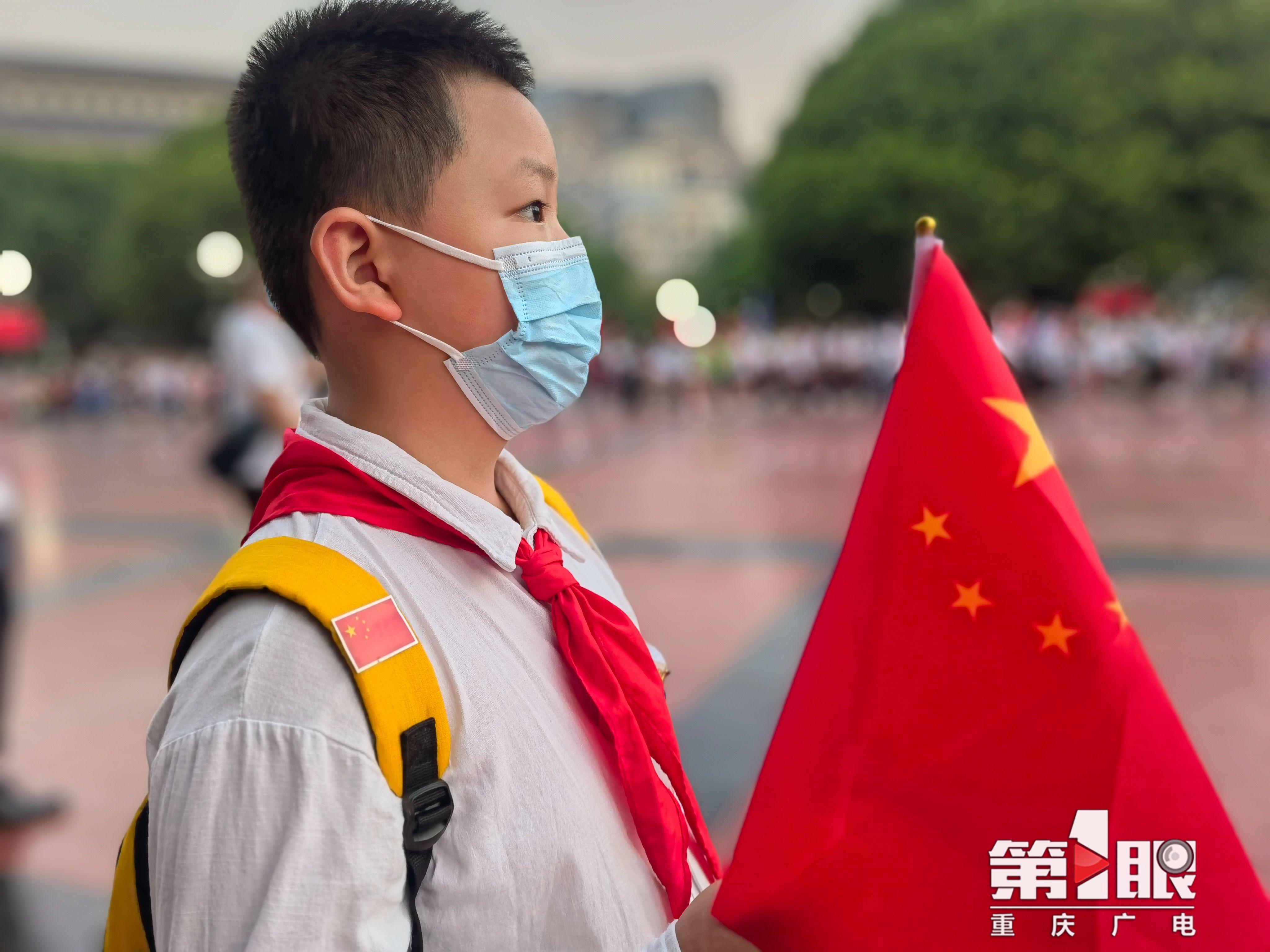 我爱你，中国！五星红旗在重庆人民广场冉冉升起4