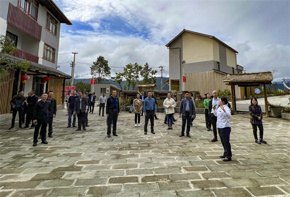 学员们在红池坝镇九坪村参加现场教学。通讯员 白晶 摄