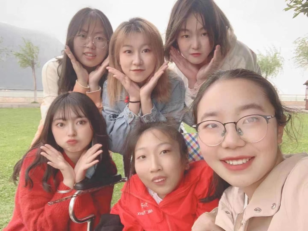 徐瑞阳（第一排，第二位）在大学期间与朋友一起游玩。受访者供图