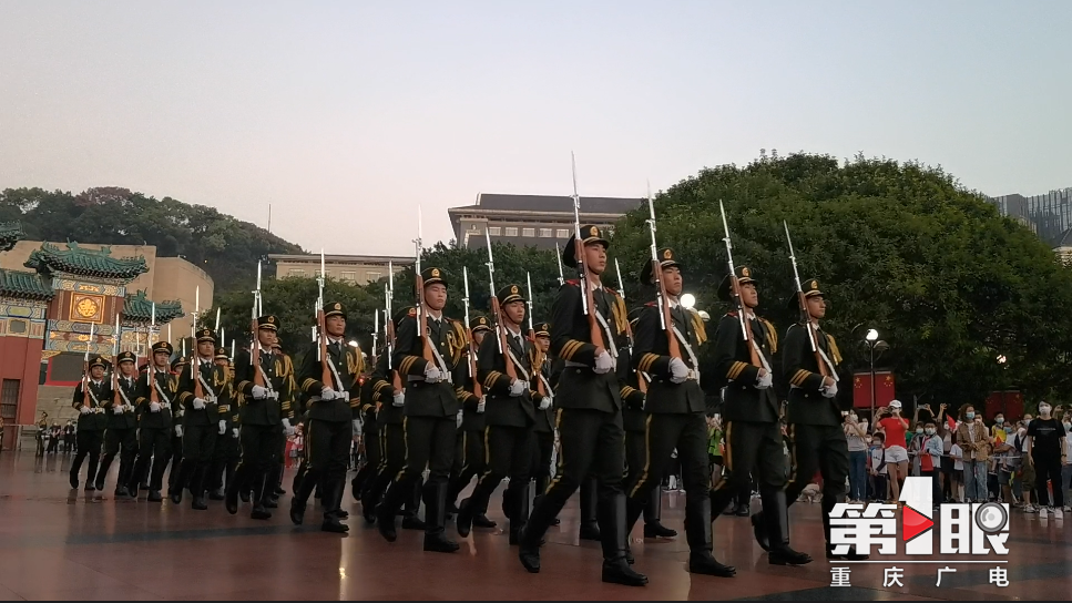 我爱你，中国！五星红旗在重庆人民广场冉冉升起2