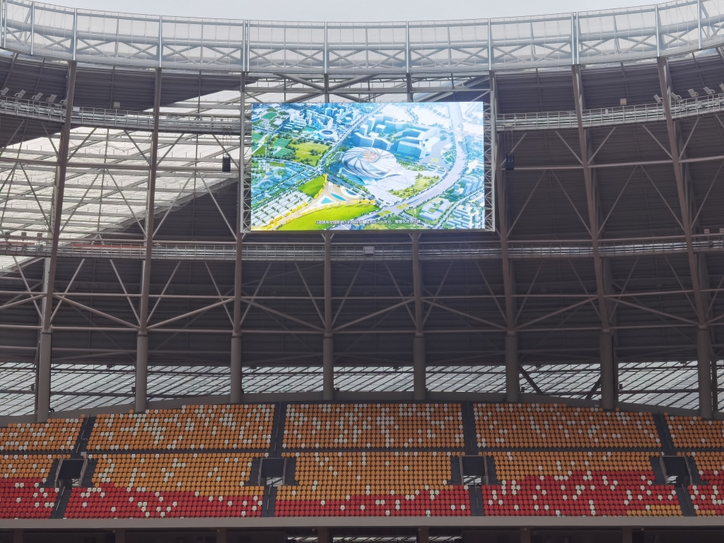 A large LED screen is set up above the football field. (Picture provided by China Construction Eighth Engineering Division)