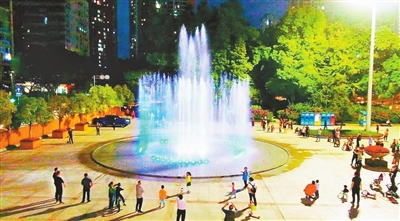 市民观看音乐喷泉。记者 刘戈 李江龙 摄