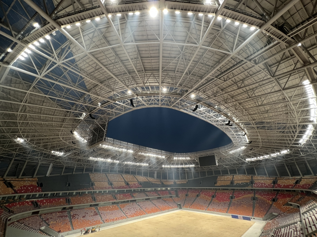 The adjustment to the lighting of Longxing Football Field. (Picture provided by China Construction Eighth Engineering Division)