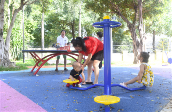 在位于广州市花都区的紫兰口袋公园里，家长带着孩子玩耍。新华社记者 卢汉欣 摄