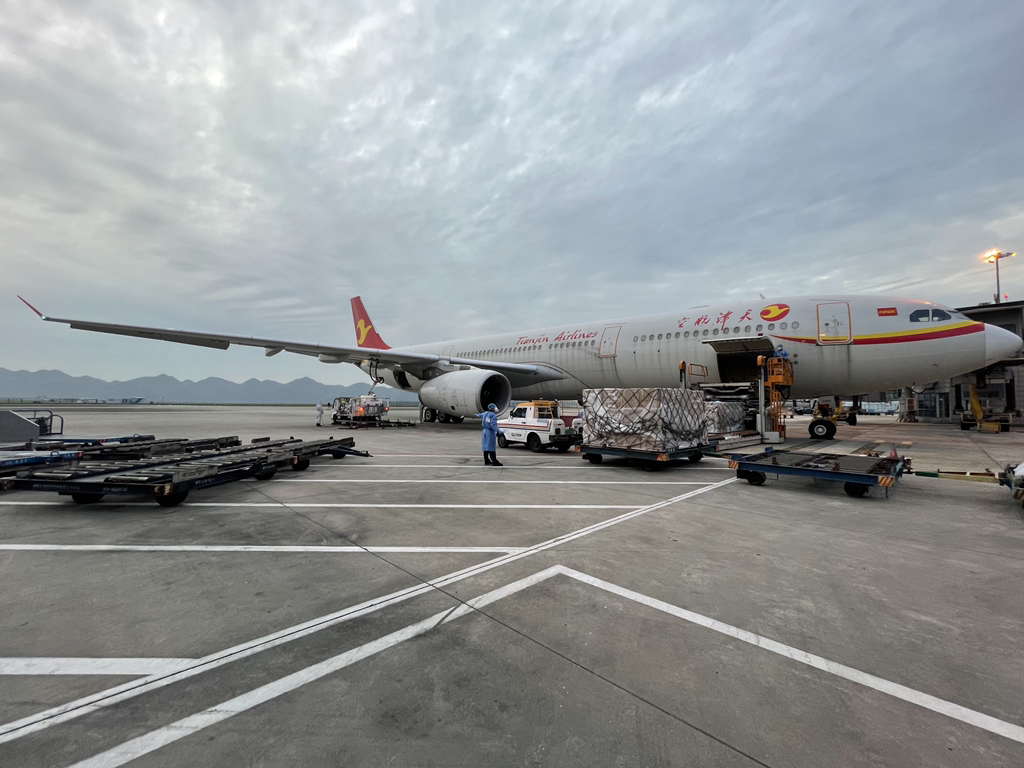 Tianjin Airlines staff were loading cargo into a passenger aircraft. Provided by Tianjin Airlines