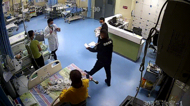3医生对患儿进行诊治。重庆北碚警方供图