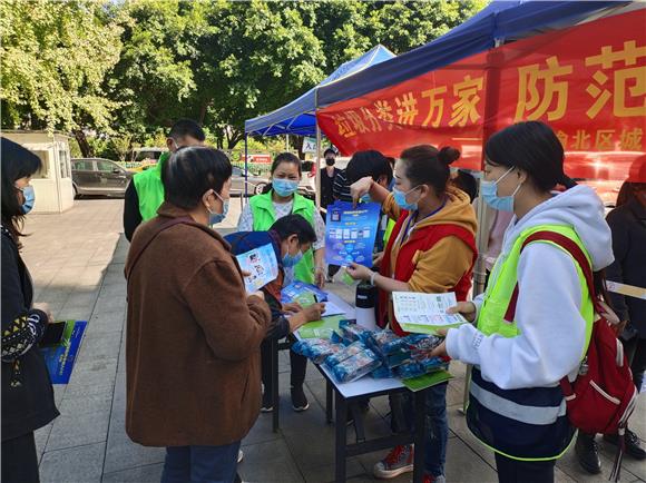 志愿者向市民宣传垃圾分类知识。通讯员 李俊 摄